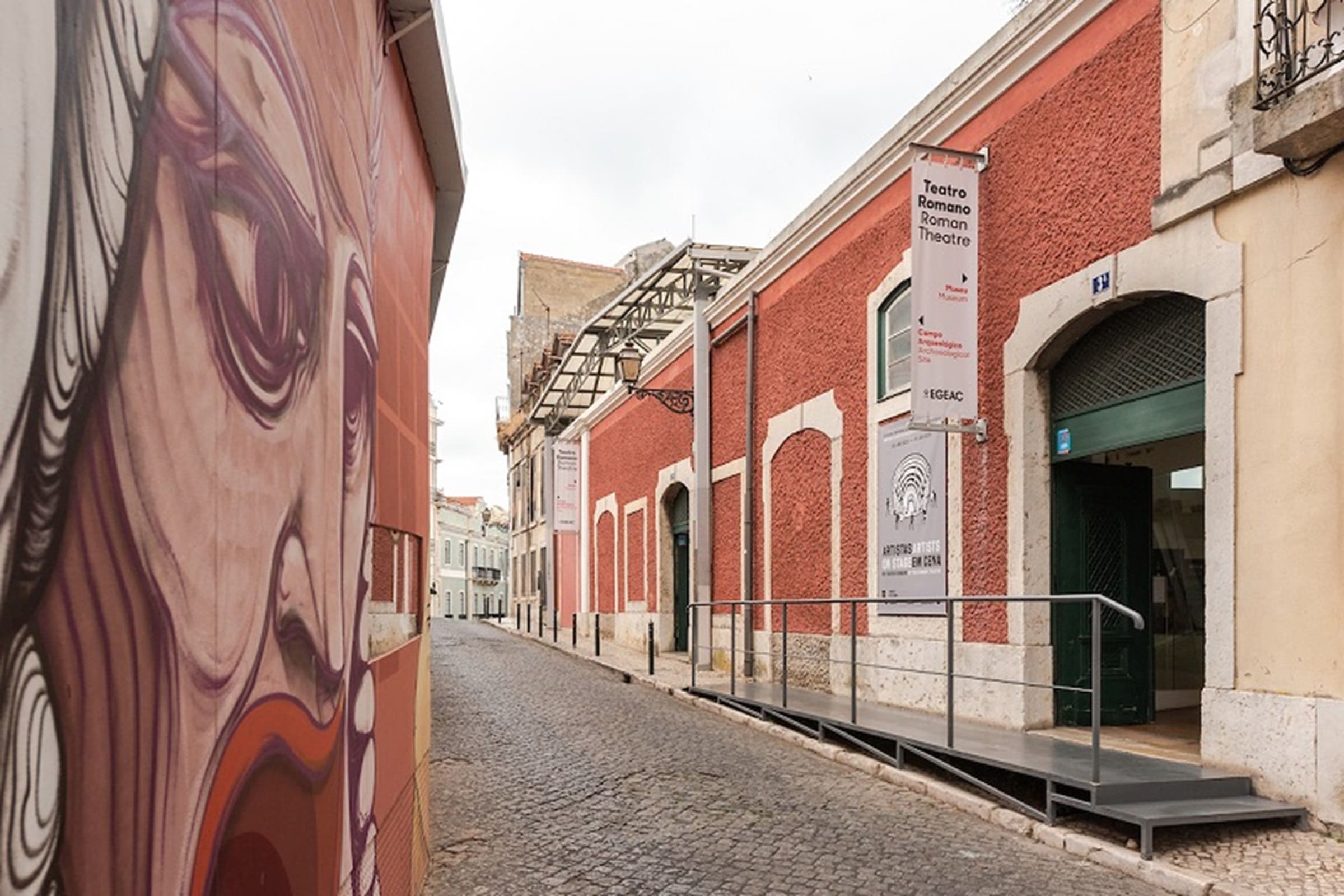 fachada do teatro romano