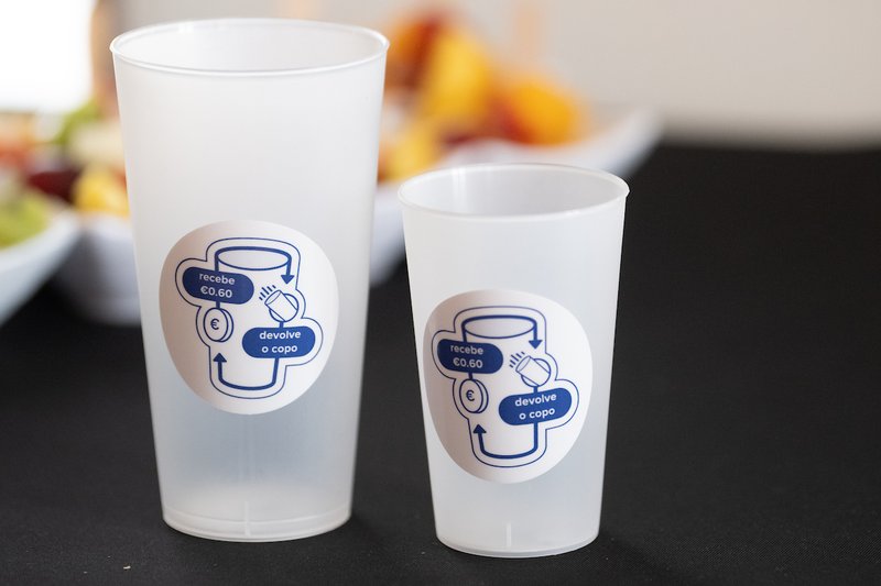 Projeto-piloto aposta em copos reutilizáveis para reduzir impacto ambiental