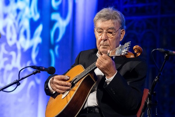  In 2024, the guitarist marked his farewell to the stage with the "Lisboa Saudade" concert